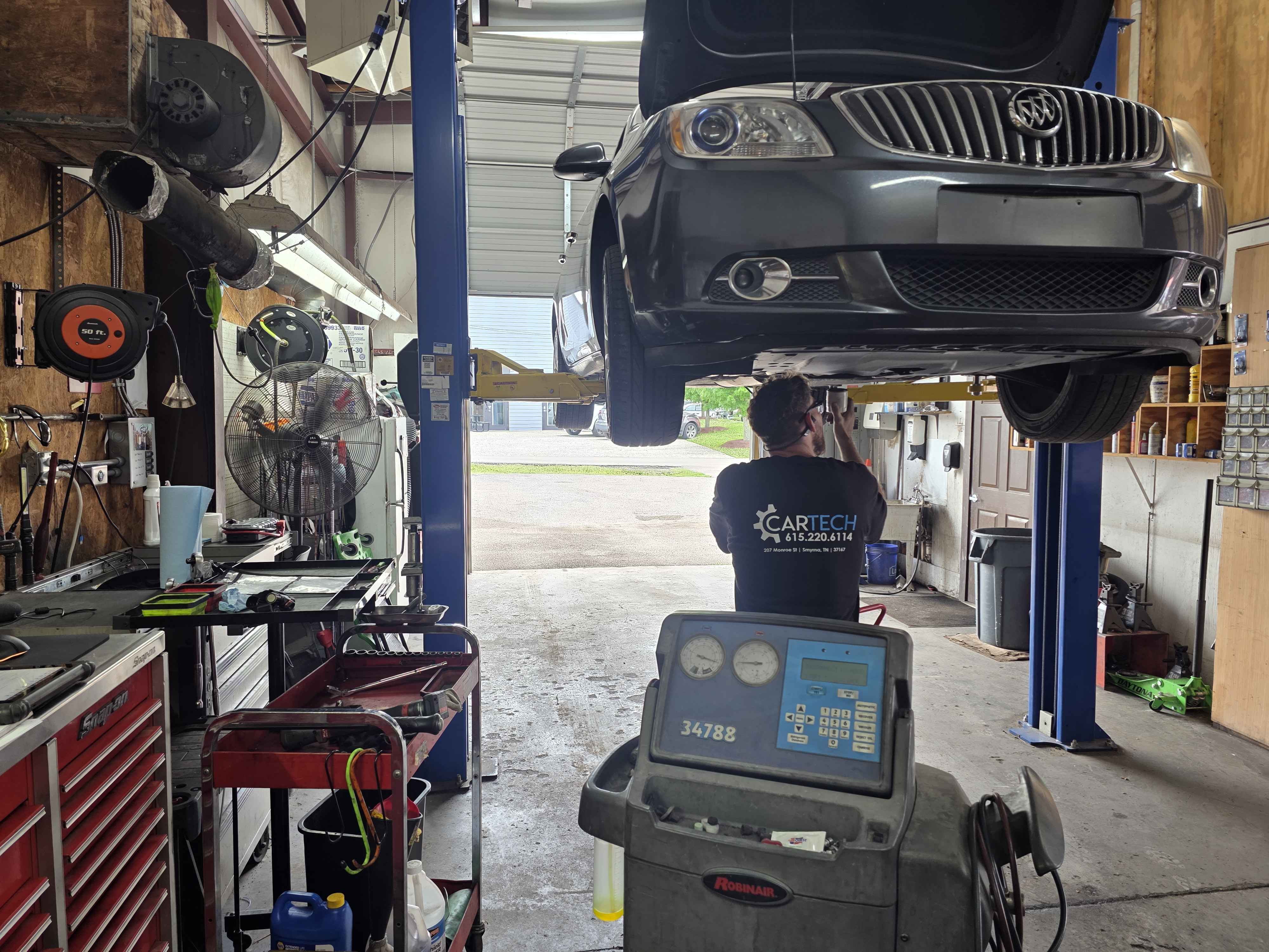 Mantenimiento de vehículos en CarTech Automotive, Smyrna TN